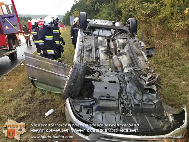 20201011 Personenrettung nach Fahrzeugüberschlag auf der A21 Mayerling - Heiligenkreuz  Foto: © Freiwillige Feuerwehr Alland