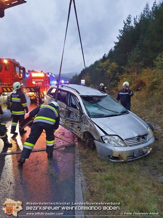 20201011 Personenrettung nach Fahrzeugüberschlag auf der A21 Mayerling - Heiligenkreuz  Foto: © Freiwillige Feuerwehr Alland