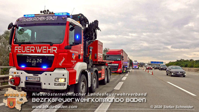 20201017 Defekter Lkw auf der A2 Hhe Auffahrt Raststation Guntramsdorf behindert ist gefhrliches Hindernis   Foto:  Stefan Schneider BFKDO BADEN