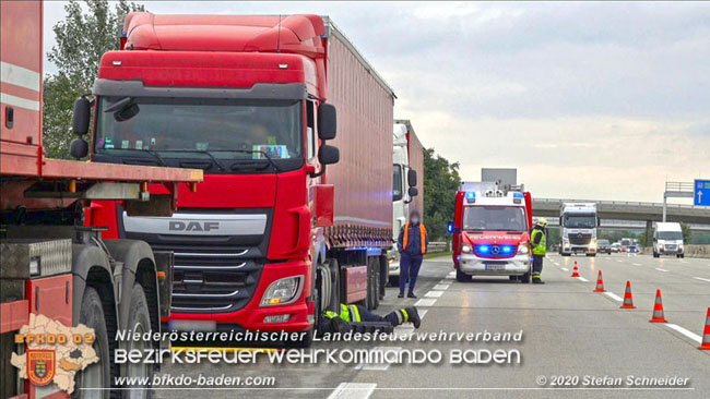 20201017 Defekter Lkw auf der A2 Höhe Auffahrt Raststation Guntramsdorf behindert ist gefährliches Hindernis Foto: © Stefan Schneider BFKDO BADEN 20201017 Defekter Lkw auf der A2 Höhe Auffahrt Raststation Guntramsdorf behindert ist gefährliches Hindernis Foto: © Stefan Schneider BFKDO BADEN