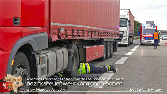 20201017 Defekter Lkw auf der A2 Höhe Auffahrt Raststation Guntramsdorf behindert ist gefährliches Hindernis Foto: © Stefan Schneider BFKDO BADEN 20201017 Defekter Lkw auf der A2 Höhe Auffahrt Raststation Guntramsdorf behindert ist gefährliches Hindernis Foto: © Stefan Schneider BFKDO BADEN