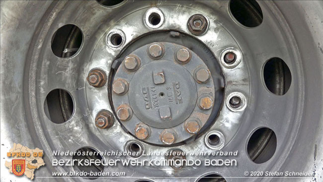 20201017 Defekter Lkw auf der A2 Höhe Auffahrt Raststation Guntramsdorf behindert ist gefährliches Hindernis Foto: © Stefan Schneider BFKDO BADEN 20201017 Defekter Lkw auf der A2 Höhe Auffahrt Raststation Guntramsdorf behindert ist gefährliches Hindernis Foto: © Stefan Schneider BFKDO BADEN