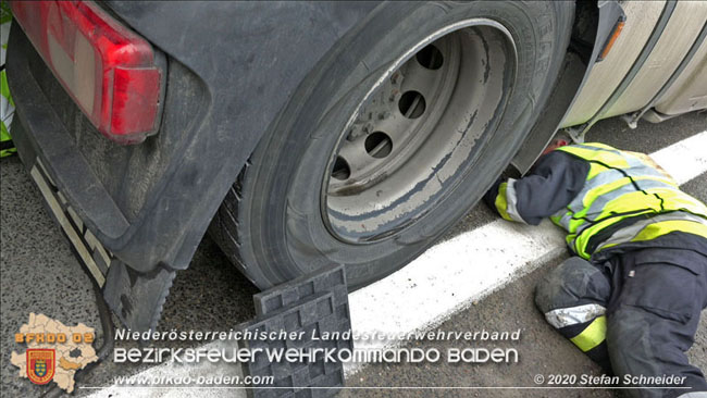 20201017 Defekter Lkw auf der A2 Hhe Auffahrt Raststation Guntramsdorf behindert ist gefhrliches Hindernis   Foto:  Stefan Schneider BFKDO BADEN