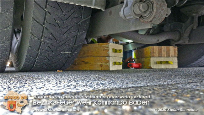 20201017 Defekter Lkw auf der A2 Höhe Auffahrt Raststation Guntramsdorf behindert ist gefährliches Hindernis Foto: © Stefan Schneider BFKDO BADEN 20201017 Defekter Lkw auf der A2 Höhe Auffahrt Raststation Guntramsdorf behindert ist gefährliches Hindernis Foto: © Stefan Schneider BFKDO BADEN