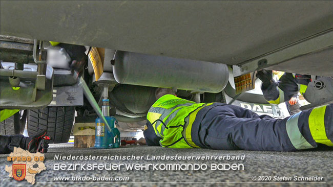 20201017 Defekter Lkw auf der A2 Höhe Auffahrt Raststation Guntramsdorf behindert ist gefährliches Hindernis Foto: © Stefan Schneider BFKDO BADEN 20201017 Defekter Lkw auf der A2 Höhe Auffahrt Raststation Guntramsdorf behindert ist gefährliches Hindernis Foto: © Stefan Schneider BFKDO BADEN