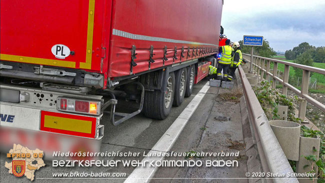 20201017 Defekter Lkw auf der A2 Hhe Auffahrt Raststation Guntramsdorf behindert ist gefhrliches Hindernis   Foto:  Stefan Schneider BFKDO BADEN