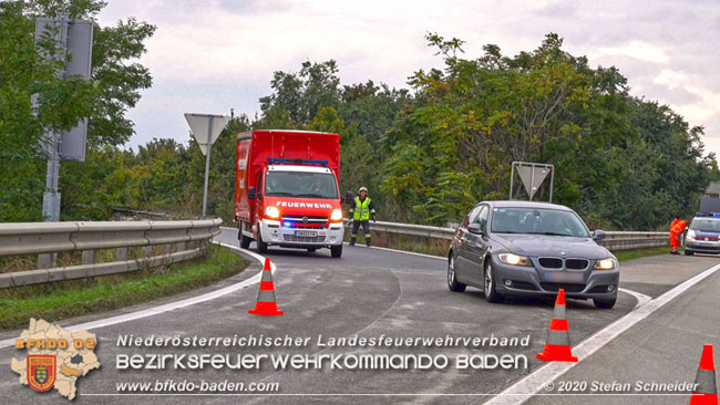 20201017 Defekter Lkw auf der A2 Hhe Auffahrt Raststation Guntramsdorf behindert ist gefhrliches Hindernis   Foto:  Stefan Schneider BFKDO BADEN