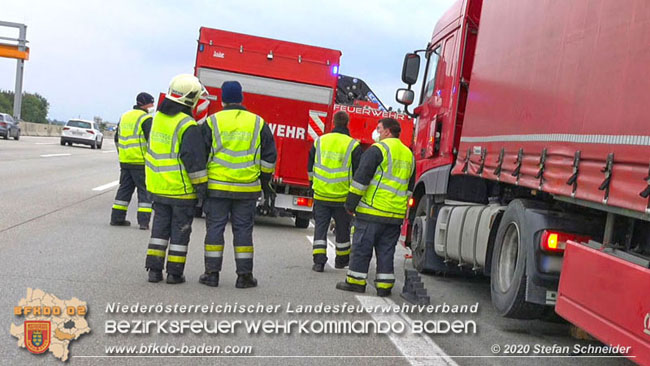 20201017 Defekter Lkw auf der A2 Höhe Auffahrt Raststation Guntramsdorf behindert ist gefährliches Hindernis Foto: © Stefan Schneider BFKDO BADEN 20201017 Defekter Lkw auf der A2 Höhe Auffahrt Raststation Guntramsdorf behindert ist gefährliches Hindernis Foto: © Stefan Schneider BFKDO BADEN