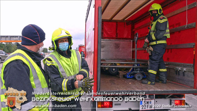 20201017 Defekter Lkw auf der A2 Hhe Auffahrt Raststation Guntramsdorf behindert ist gefhrliches Hindernis   Foto:  Stefan Schneider BFKDO BADEN