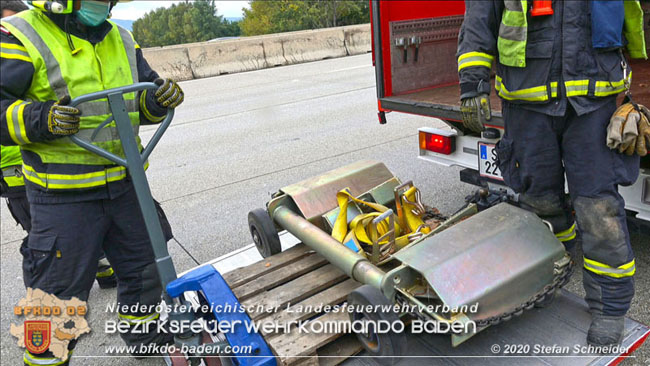 20201017 Defekter Lkw auf der A2 Hhe Auffahrt Raststation Guntramsdorf behindert ist gefhrliches Hindernis   Foto:  Stefan Schneider BFKDO BADEN