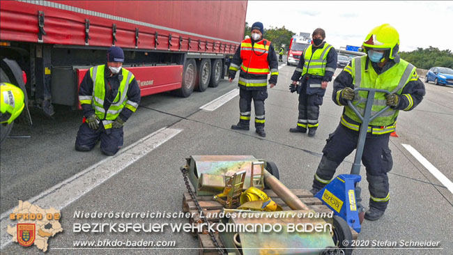 20201017 Defekter Lkw auf der A2 Höhe Auffahrt Raststation Guntramsdorf behindert ist gefährliches Hindernis Foto: © Stefan Schneider BFKDO BADEN 20201017 Defekter Lkw auf der A2 Höhe Auffahrt Raststation Guntramsdorf behindert ist gefährliches Hindernis Foto: © Stefan Schneider BFKDO BADEN
