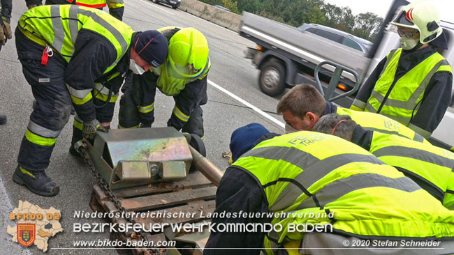 20201017 Defekter Lkw auf der A2 Hhe Auffahrt Raststation Guntramsdorf behindert ist gefhrliches Hindernis   Foto:  Stefan Schneider BFKDO BADEN