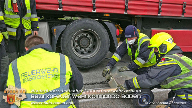 20201017 Defekter Lkw auf der A2 Hhe Auffahrt Raststation Guntramsdorf behindert ist gefhrliches Hindernis   Foto:  Stefan Schneider BFKDO BADEN