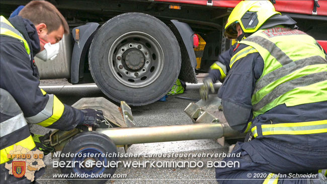 20201017 Defekter Lkw auf der A2 Hhe Auffahrt Raststation Guntramsdorf behindert ist gefhrliches Hindernis   Foto:  Stefan Schneider BFKDO BADEN