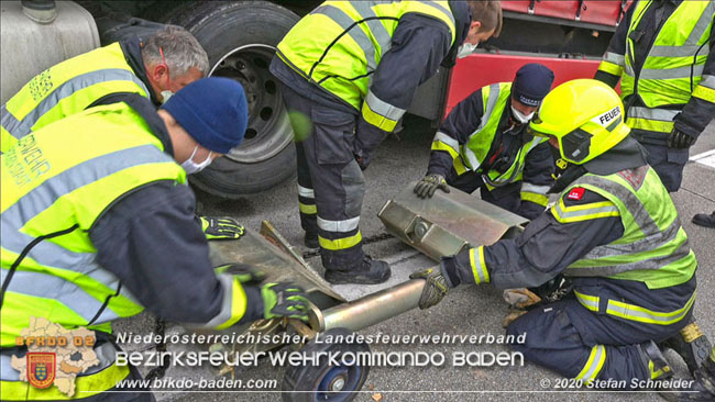 20201017 Defekter Lkw auf der A2 Hhe Auffahrt Raststation Guntramsdorf behindert ist gefhrliches Hindernis   Foto:  Stefan Schneider BFKDO BADEN