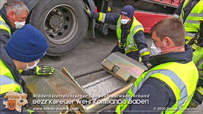 20201017 Defekter Lkw auf der A2 Hhe Auffahrt Raststation Guntramsdorf behindert ist gefhrliches Hindernis   Foto:  Stefan Schneider BFKDO BADEN