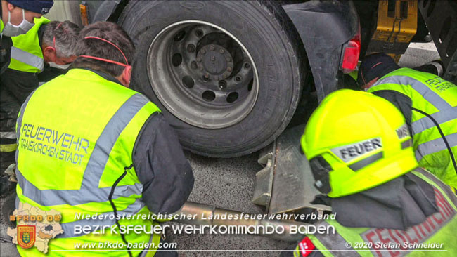 20201017 Defekter Lkw auf der A2 Hhe Auffahrt Raststation Guntramsdorf behindert ist gefhrliches Hindernis   Foto:  Stefan Schneider BFKDO BADEN