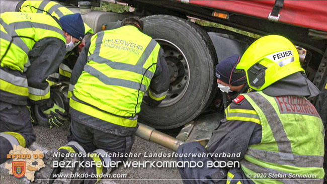 20201017 Defekter Lkw auf der A2 Hhe Auffahrt Raststation Guntramsdorf behindert ist gefhrliches Hindernis   Foto:  Stefan Schneider BFKDO BADEN