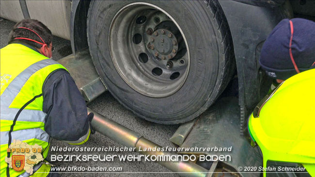 20201017 Defekter Lkw auf der A2 Höhe Auffahrt Raststation Guntramsdorf behindert ist gefährliches Hindernis Foto: © Stefan Schneider BFKDO BADEN 20201017 Defekter Lkw auf der A2 Höhe Auffahrt Raststation Guntramsdorf behindert ist gefährliches Hindernis Foto: © Stefan Schneider BFKDO BADEN