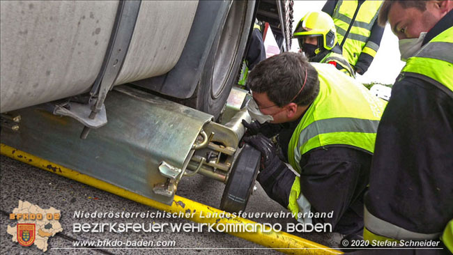 20201017 Defekter Lkw auf der A2 Höhe Auffahrt Raststation Guntramsdorf behindert ist gefährliches Hindernis Foto: © Stefan Schneider BFKDO BADEN 20201017 Defekter Lkw auf der A2 Höhe Auffahrt Raststation Guntramsdorf behindert ist gefährliches Hindernis Foto: © Stefan Schneider BFKDO BADEN