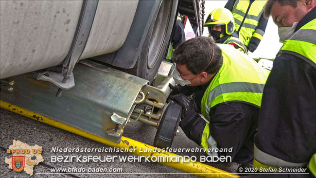 20201017 Defekter Lkw auf der A2 Hhe Auffahrt Raststation Guntramsdorf behindert ist gefhrliches Hindernis   Foto:  Stefan Schneider BFKDO BADEN