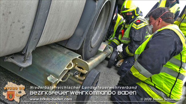 20201017 Defekter Lkw auf der A2 Höhe Auffahrt Raststation Guntramsdorf behindert ist gefährliches Hindernis Foto: © Stefan Schneider BFKDO BADEN 20201017 Defekter Lkw auf der A2 Höhe Auffahrt Raststation Guntramsdorf behindert ist gefährliches Hindernis Foto: © Stefan Schneider BFKDO BADEN