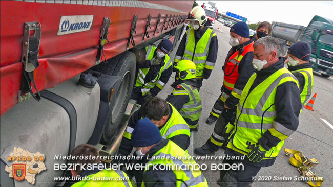 20201017 Defekter Lkw auf der A2 Höhe Auffahrt Raststation Guntramsdorf behindert ist gefährliches Hindernis Foto: © Stefan Schneider BFKDO BADEN 20201017 Defekter Lkw auf der A2 Höhe Auffahrt Raststation Guntramsdorf behindert ist gefährliches Hindernis Foto: © Stefan Schneider BFKDO BADEN