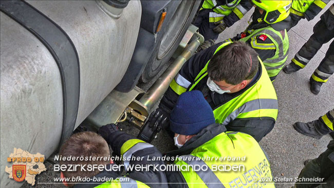 20201017 Defekter Lkw auf der A2 Hhe Auffahrt Raststation Guntramsdorf behindert ist gefhrliches Hindernis   Foto:  Stefan Schneider BFKDO BADEN