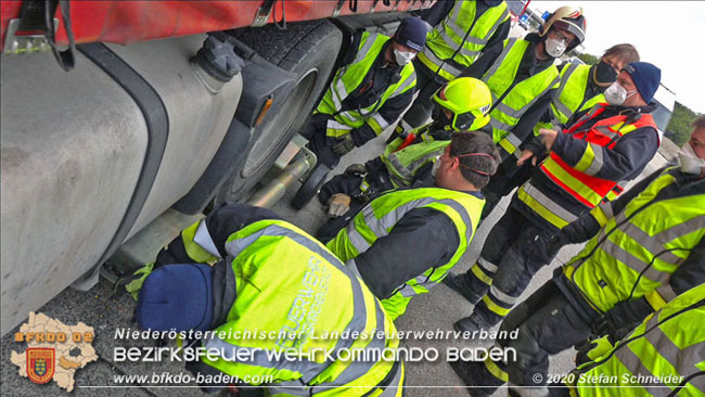 20201017 Defekter Lkw auf der A2 Höhe Auffahrt Raststation Guntramsdorf behindert ist gefährliches Hindernis Foto: © Stefan Schneider BFKDO BADEN 20201017 Defekter Lkw auf der A2 Höhe Auffahrt Raststation Guntramsdorf behindert ist gefährliches Hindernis Foto: © Stefan Schneider BFKDO BADEN