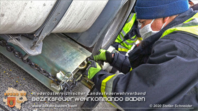 20201017 Defekter Lkw auf der A2 Hhe Auffahrt Raststation Guntramsdorf behindert ist gefhrliches Hindernis   Foto:  Stefan Schneider BFKDO BADEN