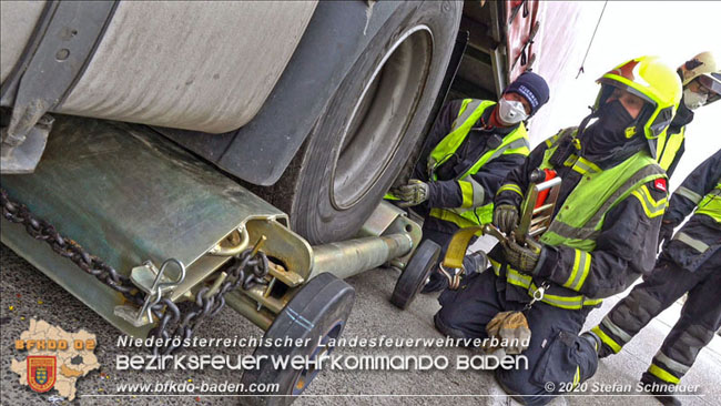 20201017 Defekter Lkw auf der A2 Höhe Auffahrt Raststation Guntramsdorf behindert ist gefährliches Hindernis Foto: © Stefan Schneider BFKDO BADEN 20201017 Defekter Lkw auf der A2 Höhe Auffahrt Raststation Guntramsdorf behindert ist gefährliches Hindernis Foto: © Stefan Schneider BFKDO BADEN