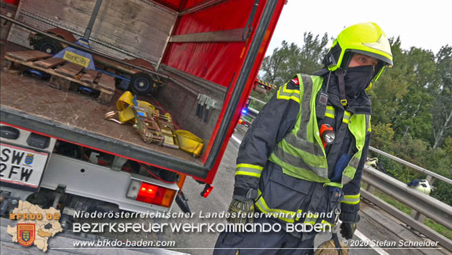 20201017 Defekter Lkw auf der A2 Hhe Auffahrt Raststation Guntramsdorf behindert ist gefhrliches Hindernis   Foto:  Stefan Schneider BFKDO BADEN