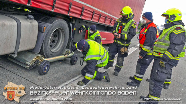 20201017 Defekter Lkw auf der A2 Hhe Auffahrt Raststation Guntramsdorf behindert ist gefhrliches Hindernis   Foto:  Stefan Schneider BFKDO BADEN