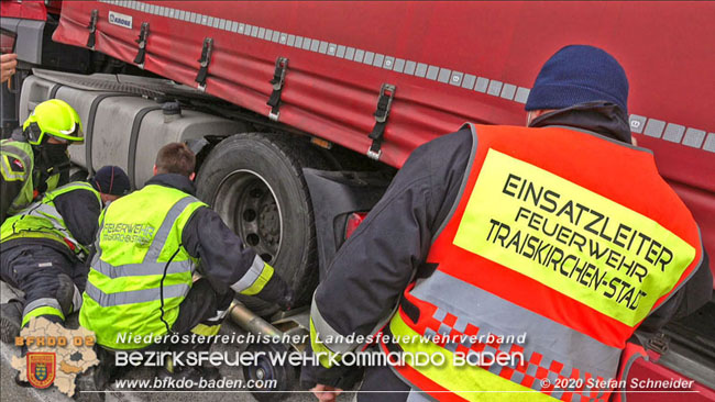 20201017 Defekter Lkw auf der A2 Hhe Auffahrt Raststation Guntramsdorf behindert ist gefhrliches Hindernis   Foto:  Stefan Schneider BFKDO BADEN