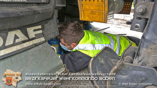 20201017 Defekter Lkw auf der A2 Hhe Auffahrt Raststation Guntramsdorf behindert ist gefhrliches Hindernis   Foto:  Stefan Schneider BFKDO BADEN