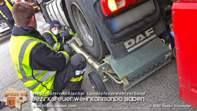 20201017 Defekter Lkw auf der A2 Hhe Auffahrt Raststation Guntramsdorf behindert ist gefhrliches Hindernis   Foto:  Stefan Schneider BFKDO BADEN