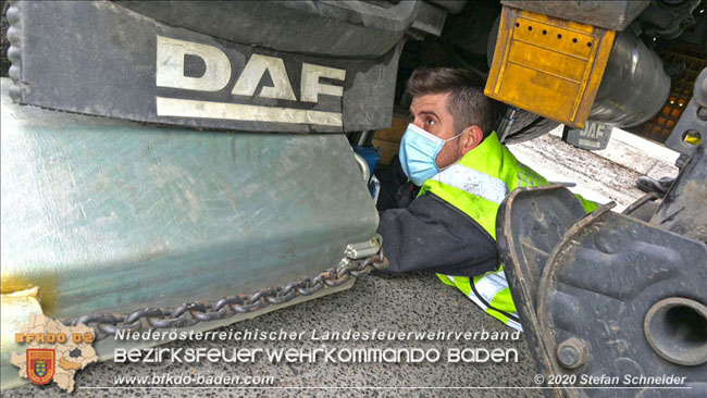 20201017 Defekter Lkw auf der A2 Hhe Auffahrt Raststation Guntramsdorf behindert ist gefhrliches Hindernis   Foto:  Stefan Schneider BFKDO BADEN