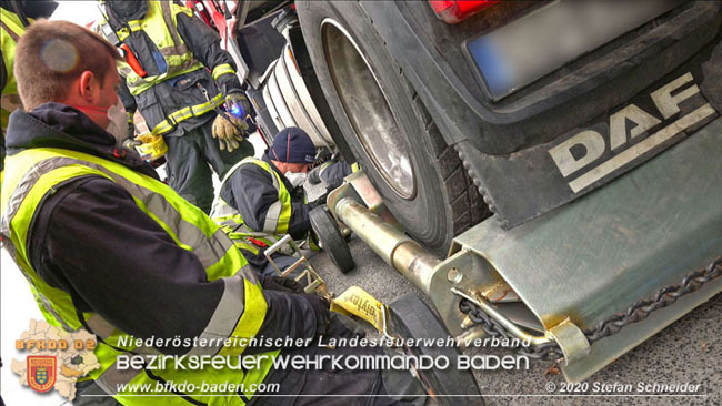 20201017 Defekter Lkw auf der A2 Hhe Auffahrt Raststation Guntramsdorf behindert ist gefhrliches Hindernis   Foto:  Stefan Schneider BFKDO BADEN