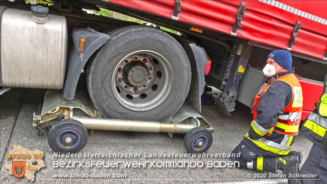 20201017 Defekter Lkw auf der A2 Höhe Auffahrt Raststation Guntramsdorf behindert ist gefährliches Hindernis Foto: © Stefan Schneider BFKDO BADEN 20201017 Defekter Lkw auf der A2 Höhe Auffahrt Raststation Guntramsdorf behindert ist gefährliches Hindernis Foto: © Stefan Schneider BFKDO BADEN