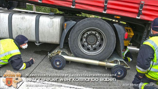 20201017 Defekter Lkw auf der A2 Höhe Auffahrt Raststation Guntramsdorf behindert ist gefährliches Hindernis Foto: © Stefan Schneider BFKDO BADEN 20201017 Defekter Lkw auf der A2 Höhe Auffahrt Raststation Guntramsdorf behindert ist gefährliches Hindernis Foto: © Stefan Schneider BFKDO BADEN