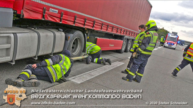 20201017 Defekter Lkw auf der A2 Hhe Auffahrt Raststation Guntramsdorf behindert ist gefhrliches Hindernis   Foto:  Stefan Schneider BFKDO BADEN