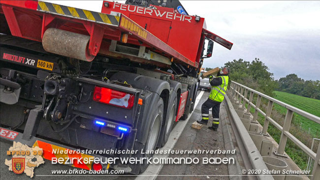 20201017 Defekter Lkw auf der A2 Hhe Auffahrt Raststation Guntramsdorf behindert ist gefhrliches Hindernis   Foto:  Stefan Schneider BFKDO BADEN