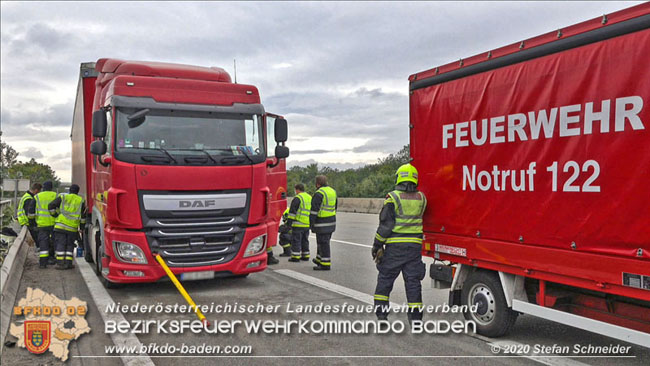 20201017 Defekter Lkw auf der A2 Höhe Auffahrt Raststation Guntramsdorf behindert ist gefährliches Hindernis Foto: © Stefan Schneider BFKDO BADEN 20201017 Defekter Lkw auf der A2 Höhe Auffahrt Raststation Guntramsdorf behindert ist gefährliches Hindernis Foto: © Stefan Schneider BFKDO BADEN