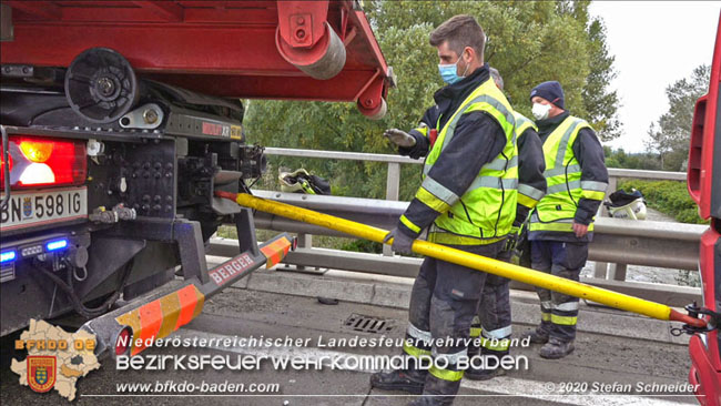 20201017 Defekter Lkw auf der A2 Hhe Auffahrt Raststation Guntramsdorf behindert ist gefhrliches Hindernis   Foto:  Stefan Schneider BFKDO BADEN