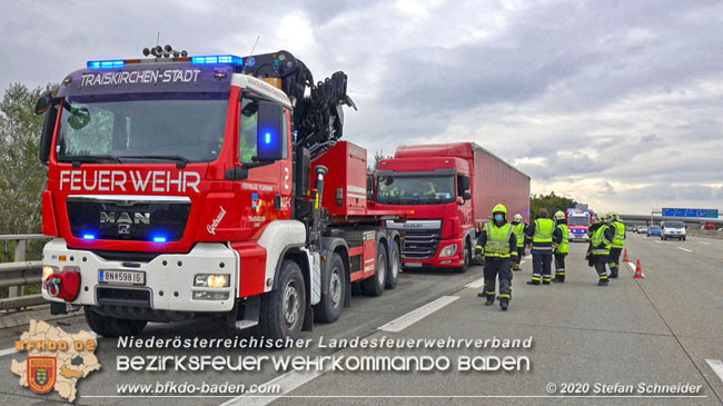 20201017 Defekter Lkw auf der A2 Höhe Auffahrt Raststation Guntramsdorf behindert ist gefährliches Hindernis Foto: © Stefan Schneider BFKDO BADEN 20201017 Defekter Lkw auf der A2 Höhe Auffahrt Raststation Guntramsdorf behindert ist gefährliches Hindernis Foto: © Stefan Schneider BFKDO BADEN