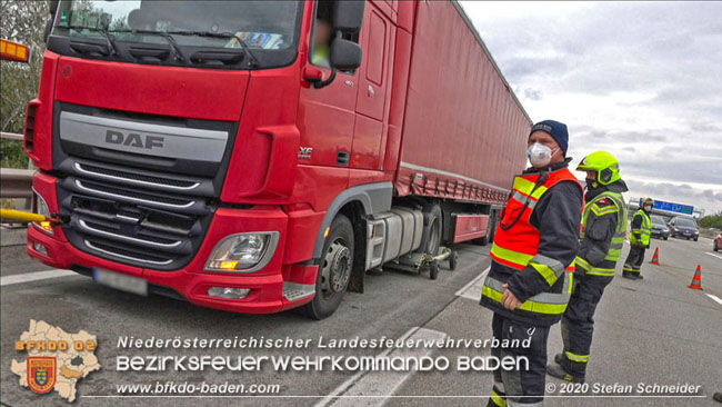 20201017 Defekter Lkw auf der A2 Höhe Auffahrt Raststation Guntramsdorf behindert ist gefährliches Hindernis Foto: © Stefan Schneider BFKDO BADEN 20201017 Defekter Lkw auf der A2 Höhe Auffahrt Raststation Guntramsdorf behindert ist gefährliches Hindernis Foto: © Stefan Schneider BFKDO BADEN