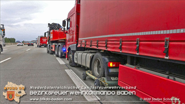 20201017 Defekter Lkw auf der A2 Höhe Auffahrt Raststation Guntramsdorf behindert ist gefährliches Hindernis Foto: © Stefan Schneider BFKDO BADEN 20201017 Defekter Lkw auf der A2 Höhe Auffahrt Raststation Guntramsdorf behindert ist gefährliches Hindernis Foto: © Stefan Schneider BFKDO BADEN