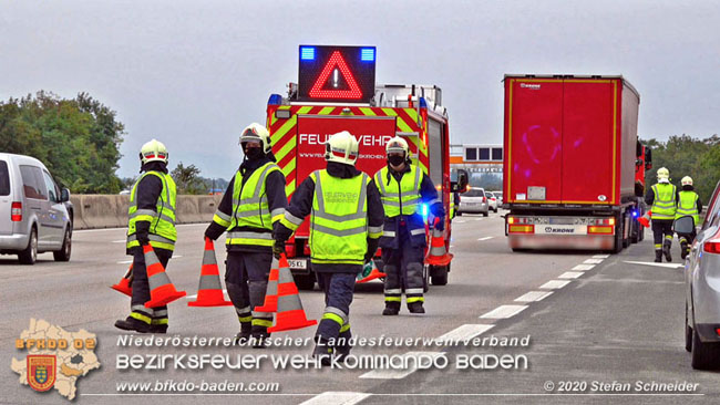 20201017 Defekter Lkw auf der A2 Höhe Auffahrt Raststation Guntramsdorf behindert ist gefährliches Hindernis Foto: © Stefan Schneider BFKDO BADEN 20201017 Defekter Lkw auf der A2 Höhe Auffahrt Raststation Guntramsdorf behindert ist gefährliches Hindernis Foto: © Stefan Schneider BFKDO BADEN
