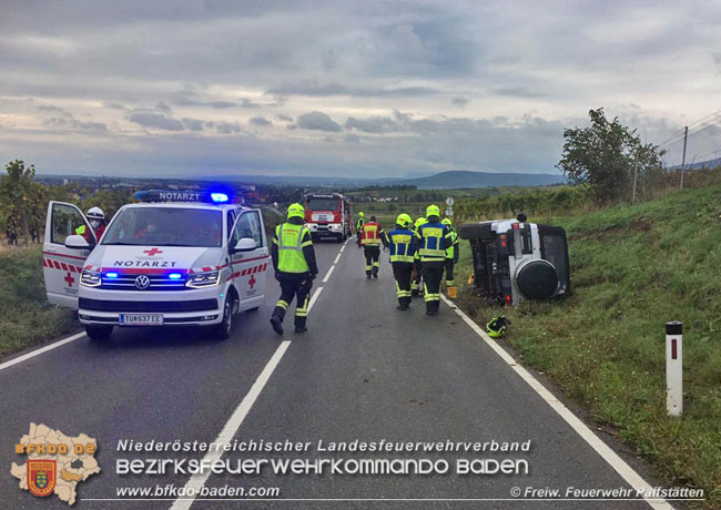 20201017 Pkw Gelndewagen verunfallt auf der Weinbergstrae L151 zwischen Pfaffsttten und Gumpoldskirchen   Foto:  Freiwillige Feuerwehr Pfaffsttten