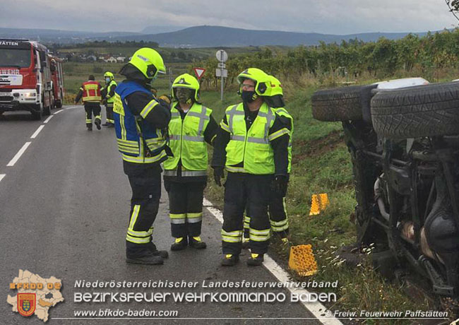 20201017 Pkw Gelndewagen verunfallt auf der Weinbergstrae L151 zwischen Pfaffsttten und Gumpoldskirchen   Foto:  Freiwillige Feuerwehr Pfaffsttten